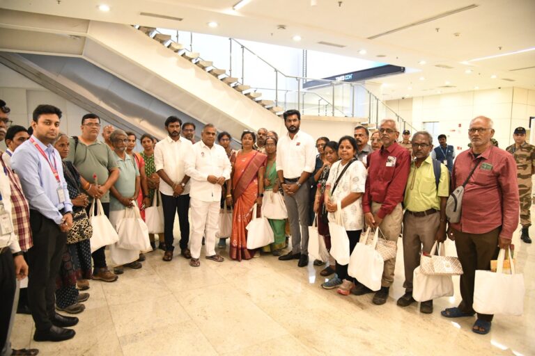 அமைச்சர் புஸ்ஸி என். ஆனந்த் நேபாள பேரிடரில் இருந்து மீட்கப்பட்ட 21 தமிழ்நாடு சுற்றுலாப் பயணிகளை வரவேற்றார்