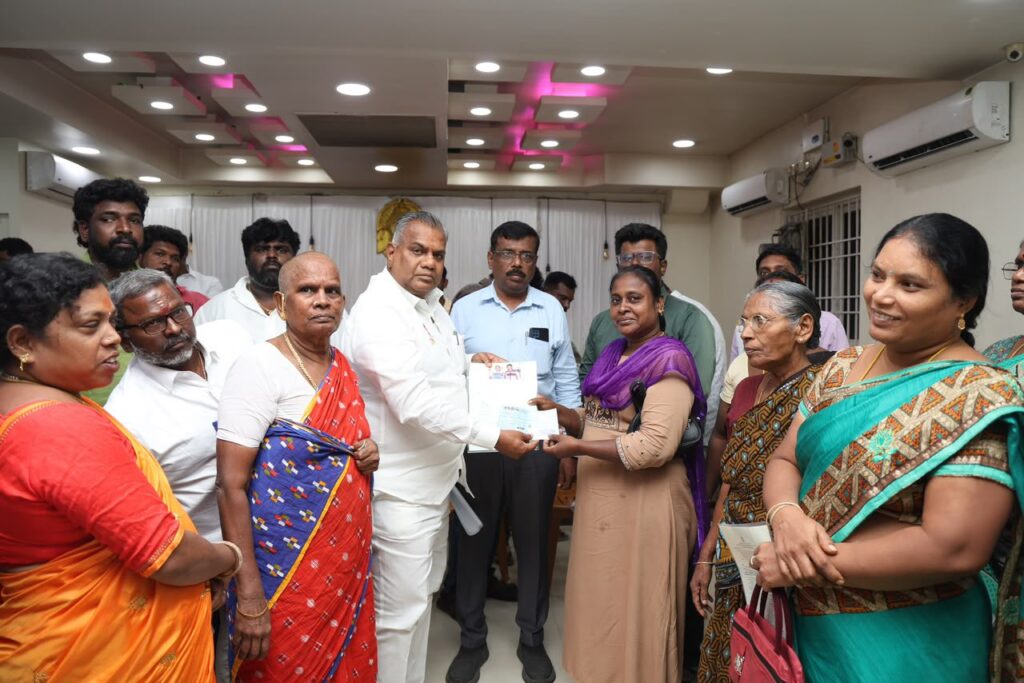 அசோக் நகர் நல்லான் குப்பத்தில் சேதமடைந்த குடியிருப்புகளில் வசிக்கும் குடும்பங்களைச் சந்தித்த Bussy Anand