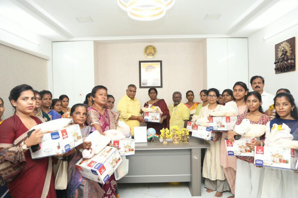 தியாகராய நகர் தொகுதியில் 150 பயனாளிகளுக்கு ஆயுத பூஜைப் பொருட்களை வழங்கிய Bussy Anand