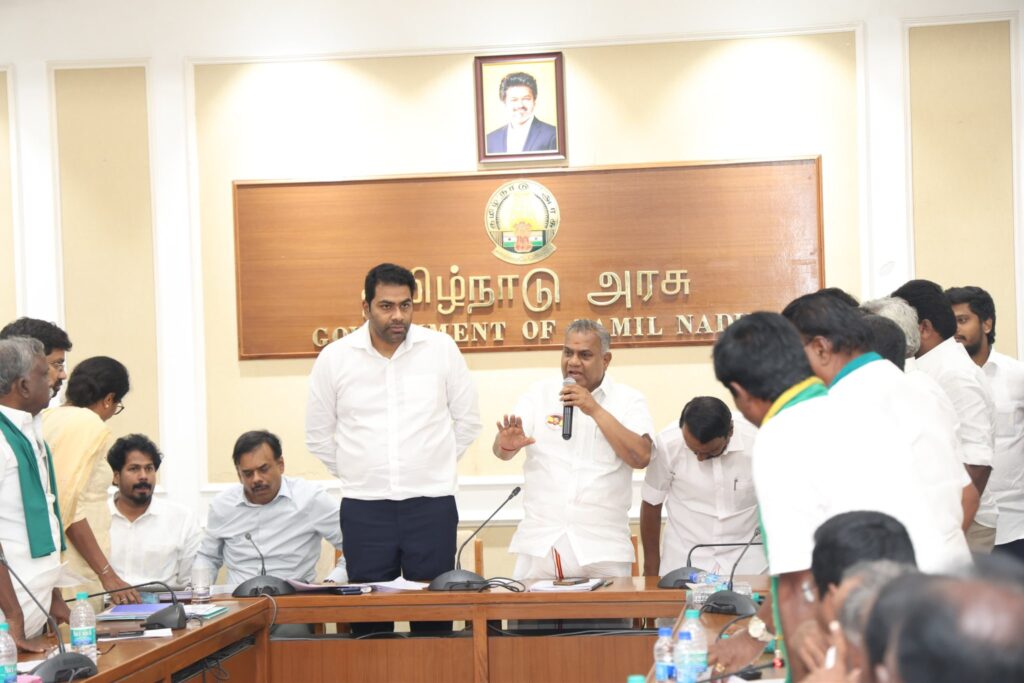 சென்னை தலைமைச் செயலகத்தில் விவசாயச் சங்கப் பிரதிநிதிகளுடனான கூட்டத்தில் பங்கேற்ற Bussy Anand