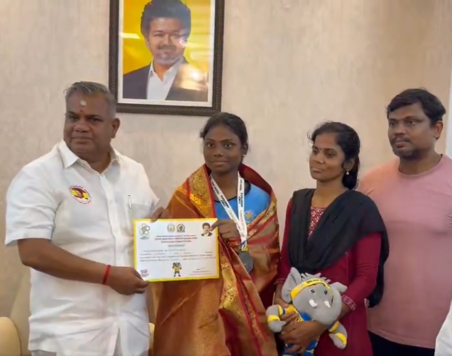 முதலமைச்சர் கோப்பையில் வெள்ளிப் பதக்கம் வென்ற மாணவி கயல்விழியைப் பாராட்டும் Bussy Anand