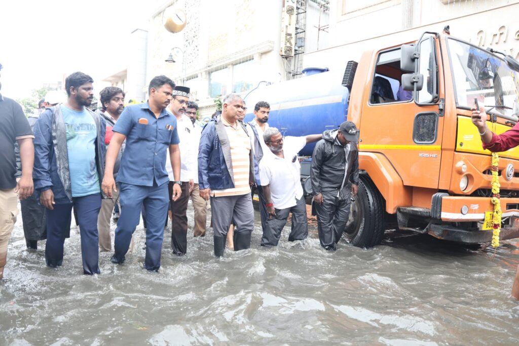 பனகல் பூங்கா பகுதியில் மழைநீர் தேக்கத்தை நேரில் ஆய்வு செய்த Bussy Anand