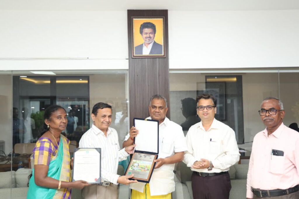 பேச்சிப்பாறை அணையின் உலகப் பாரம்பரிய பாசனக் கட்டமைப்பு விருது மற்றும் சான்றிதழை Bussy Anand அவர்களிடம் காண்பிக்கும் நீர்வளத்துறை அதிகாரிகள்