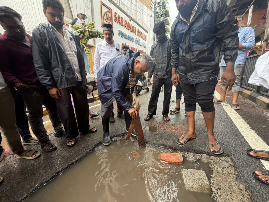 தியாகராய நகர் தொகுதியில் இருசக்கர வாகனத்தில் சென்று மழைநீர் தேக்கத்தை ஆய்வு செய்த Bussy Anand