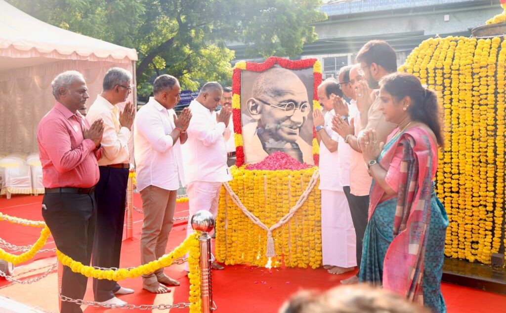 காந்தி ஜெயந்தியையொட்டி மகாத்மா காந்திக்கு மரியாதை செலுத்திய அமைச்சர் புஸ்ஸி N. ஆனந்த்