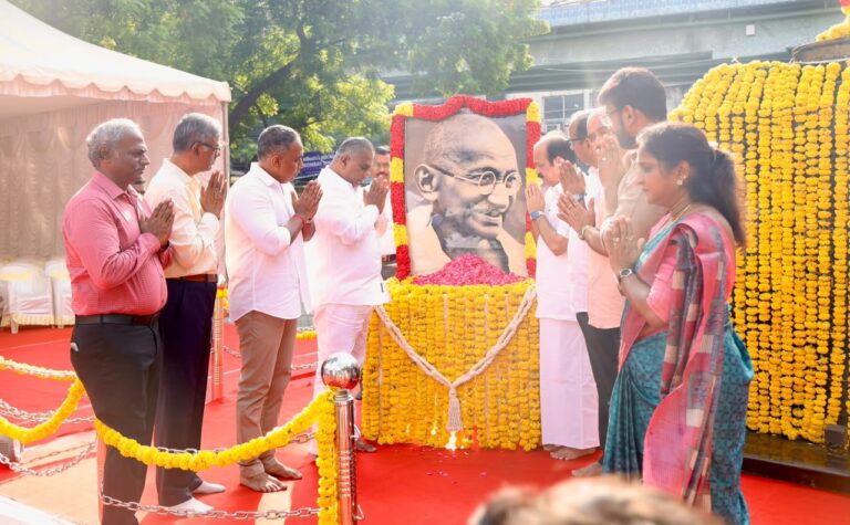 காந்தியடிகளின் பிறந்தநாளில் அமைச்சர் புஸ்ஸி N. ஆனந்த் மரியாதை