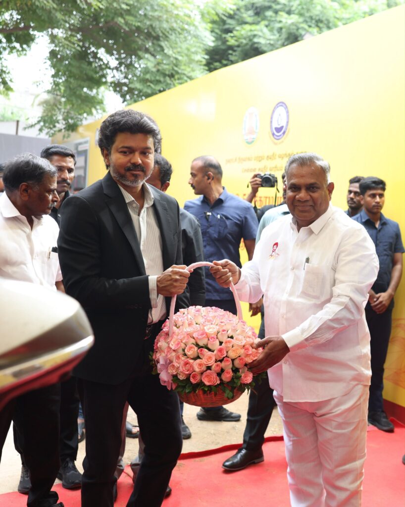 அமைச்சர் Bussy N. Anand சோழிங்கநல்லூரில் சுற்றுக்குழாய் திட்ட நிகழ்விற்கு வந்த முதலமைச்சர் C. Joseph Vijay-ஐ பூங்கொத்து வழங்கி வரவேற்றார்