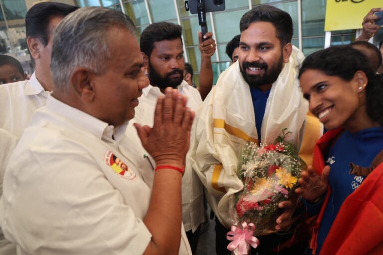 அமைச்சர் புஸ்ஸி என். ஆனந்த் வித்யா ராம்ராஜை கோவை விமான நிலையத்தில் வரவேற்றார்